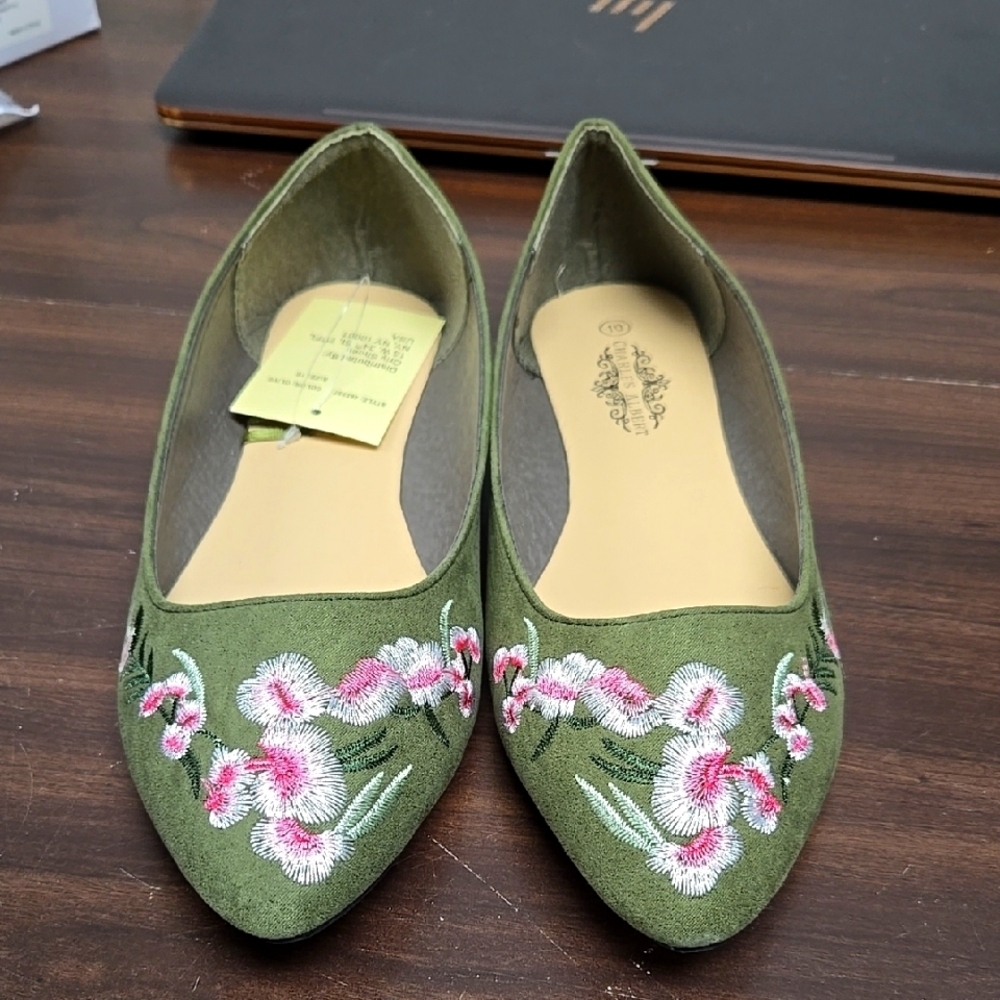 Charles Albert Size 7 Olive Green Floral Embroidered Vegan Ballet Flats